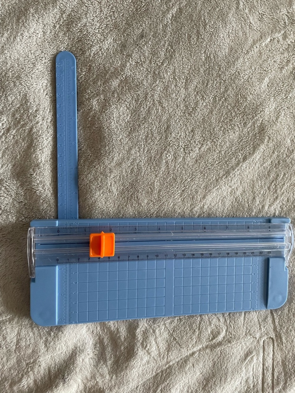 Small light paper cutter